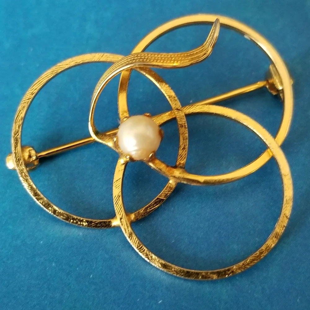 Vintage brooch real pearl circle brooch gold tone pearlcore fall autumn pin